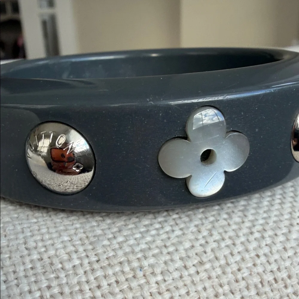 LOUIS VUITTON Pearl flower bangel Bracelet - Picture 4 of 9